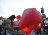 Vysílají rudé balóny jako symbol míru