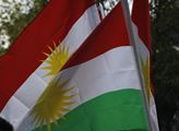 Z kurdské vlajky svítí sluníčko