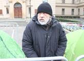John Bok drží hladovku před úřadem vlády