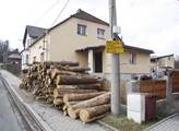 U mnoha domů v Tachově leží dřevo. Občané tak reag...