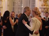 Prezident na plese tančil s manželkou i s Babišovou. Museli ho vést, kymácel se, posmívá se Šafrofórum