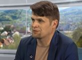 Česko pomáhá uprchlíkům málo, tvrdí v tomto televizním rozhovoru politik Zelených. Migrantům bychom se prý měli věnovat mnohem víc