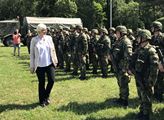 VIDEO a FOTO Příprava k obraně hranic, útok na nepřítele. Karla Šlechtová s generálem Opatou navštívili elitní vojáky