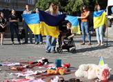 Protest proti ruskému rannímu bombardování dětské ...