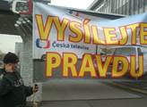 Vysílejte pravdu! Před Českou televizí v Praze protestovaly desítky lidí