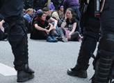 První den summitu G20. Demonstranti se snaží bloko...