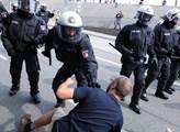 První den summitu G20 v Hamburku. Potyčky s polici...