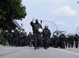 První den summitu G20 v Hamburku. Potyčky s polici...