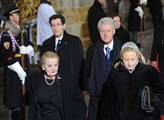 Madelaine Albright a Bill Clinton na mši