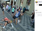 „Homotramvaj“, ze které na chodce skákali účastníci Prague Pride a rozdávali kondomy: Víme, kolik to stálo