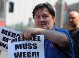 Demonstrant proti Merkelové