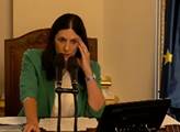 „Nechám vás vyvést.“ Pekarová hrozila Babišovi, Benda zatím „ukradl“ mikrofon