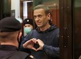 Rodina Navalného u rakve. Manželka sledovala pohřeb ze zahraničí