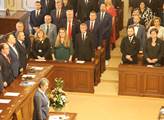 Ustavující schůze Poslanecké sněmovny ČR. Poslanci...