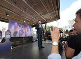 „Kluci z Prahy“ na jarmarku SPD. Okamura vyprávěl o polepšeném voliči SPOLU