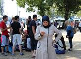 Uprchlíci před autobusovým nádražím v Bělehradě. D...