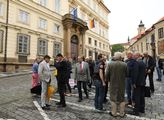 Desítky lidí dnes demonstrovaly u německé ambasády proti kácení lesa