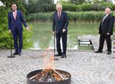 Prezident Miloš Zeman veřejně spálil červené trený...
