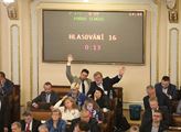 Opozice vytáhla ve Sněmovně dotace Agrofertu a Ondráčkovu cestu. Neuspěla ani s jedním