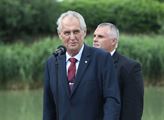 Summit NATO očima Kundry z Respektu: Zeman se přede dveřmi občerstvuje drinkem, okolí to nepobírá