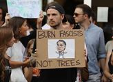 FOTO „Zapalte fašisty“! Před brazilskou ambasádou bylo živo kvůli Bolsonarovi a hořící Amazonii