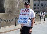 Demonstrace na podporu Ježíše před pomníkem sv. Vá...