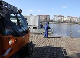 Dezinfekce náplavky u Vltavy prostředkem s aktivní...