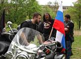 Oni nám chtějí strhnout vlajku! Hřbitovní scéna s Nočními vlky, podporovateli Ukrajiny a českou policií