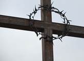 Kříž s trnovou korunou v Národním památníku v Tere...