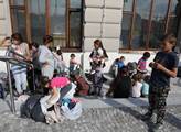 Ukrajinští Romové před Hlavním nádražím v Praze