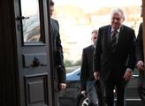 Prezident Zeman vystoupil z limuzíny