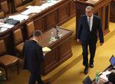 Andrej Babiš kráčí k řečnickému pultu