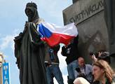 Na Václavském náměstí v Praze demonstrovalo proti ...