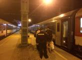 Policie vyvádí uprchlíky z rychlíku v Břeclavi do ...