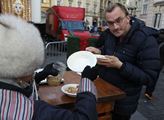 Rozlévání rybí polévky pražským magistrátem zdarma...