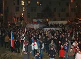 Demonstrace proti vládě se přemístila před Českou ...