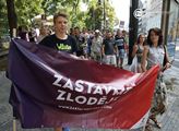 VIDEO a FOTO „To basy, to basy. Sloději, sloději!“ Protest v Praze proti Bakalovi pořádal Slovák. A takto to dopadlo