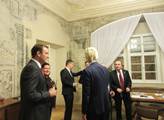 Geert Wilders ve Sněmovně s Tomio Okamurou.