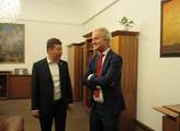 Geert Wilders ve Sněmovně s Tomio Okamurou.