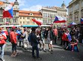 Na Malostranském náměstí v Praze se sešli odpůrci ...