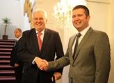 Miloš Zeman se zdraví s Janem Hamáčkem