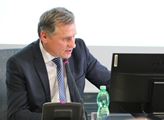 Jiří Čunek má kvůli slovům o H-Systemu čelit trestnímu oznámenení. Takže přiložil pod kotel ještě více