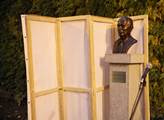 Busta Francoise Mitterranda před zahalením na zimu