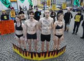 Boj za klima v Praze: Aktivisté zakazují používat bankomaty, prý míříme k vyhynutí