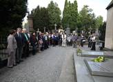 Vzpomínkové setkání u hrobu novináře Ferdinanda Pe...