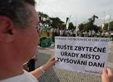 Svobodní se vzepřeli Bruselu a rozdávali "zakázané žárovky"