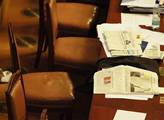 Noviny na vládním stole v Poslanecké sněmovně
