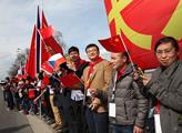 V Praze bylo dusno: Tibetské vlajky místo čínských, blokovaný billboard s Havlem a Dalajlámou, policie v akci