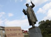 Protest u sochy Koněva: Ovčáček přišel na akci s posvěcením prezidenta. A na místě účtoval s Kolářem