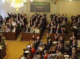 Takový binec ve sněmovně: Nejede technika, bezmocná Němcová hlásí přestávku